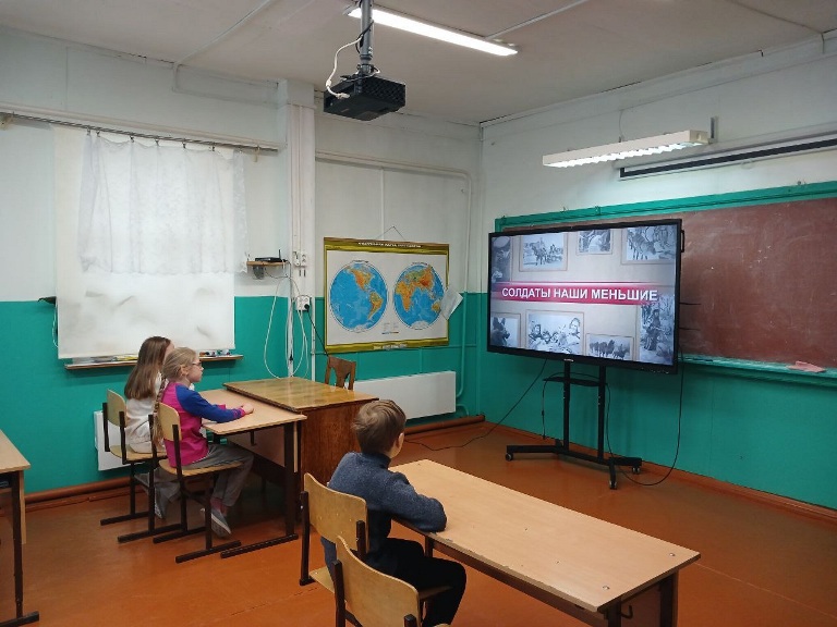 Просмотр фильма о животных, участвующих в Великой Отечественной Войне..
